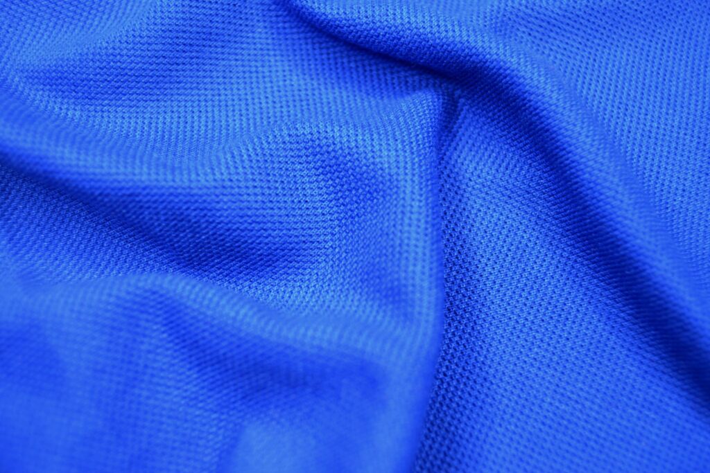 A malha Piquet PV Antipilling foi desenvolvida para aliar resistência e conforto, sendo uma escolha versátil tanto para uniformes profissionais e escolares quanto para o mercado de moda.