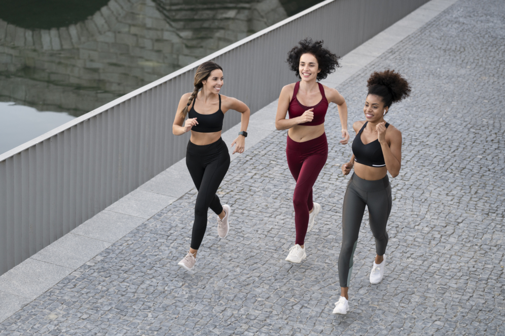 O avanço da corrida não acontece dentro de um único perfil de consumidor. A maior participação feminina, a entrada de corredores mais jovens e a própria expansão da modalidade tornam esse mercado mais diverso.
